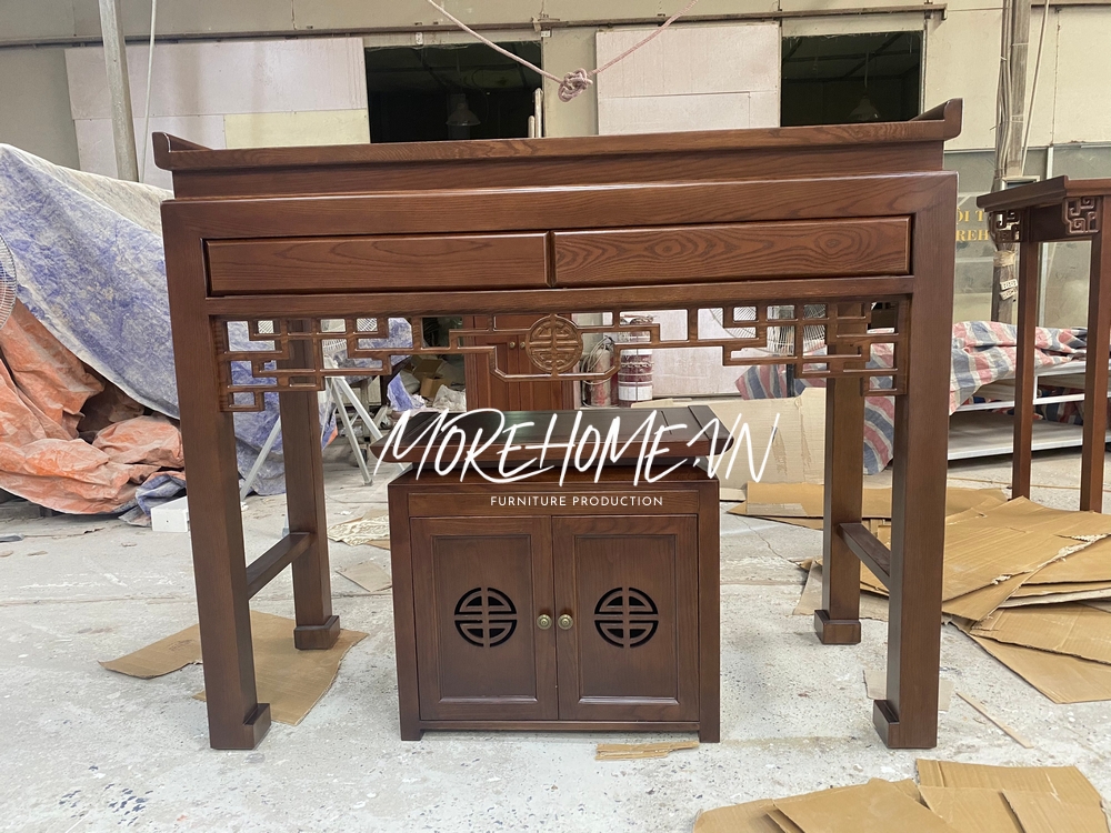 Thi công tủ thờ gỗ tự nhiên phù hợp với không gian của gia đình, đảm bảo chuẩn phong thủy và mang đậm yếu tố tâm linh, giữ được những đường nét truyền thống