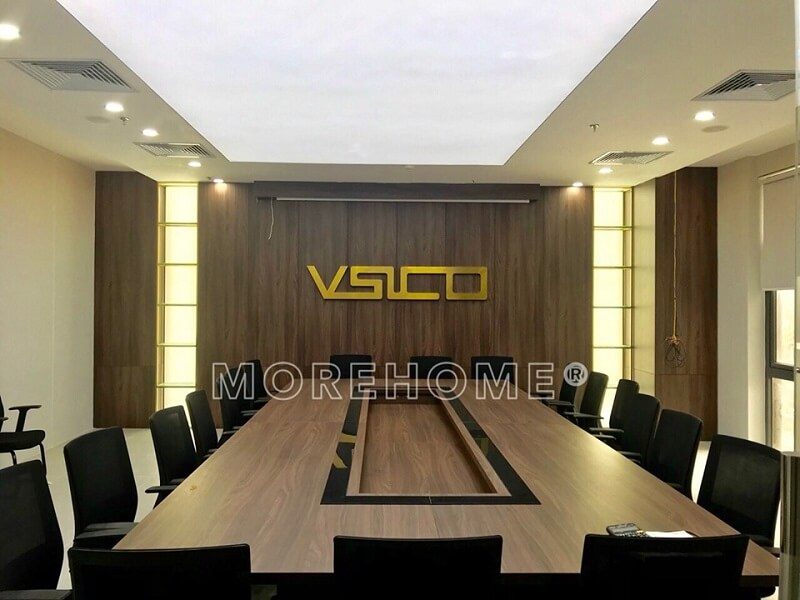 Bàn làm việc phòng họp cao cấp được thiết kế bằng gỗ công nghiệp MFC cao cấp có đường vân tinh tế và màu sắc sang trọng, mang đến phong cách hiện đại.